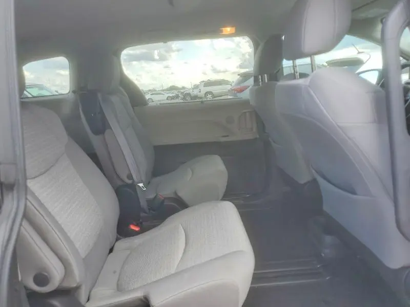 2022 TOYOTA SIENNA LE  