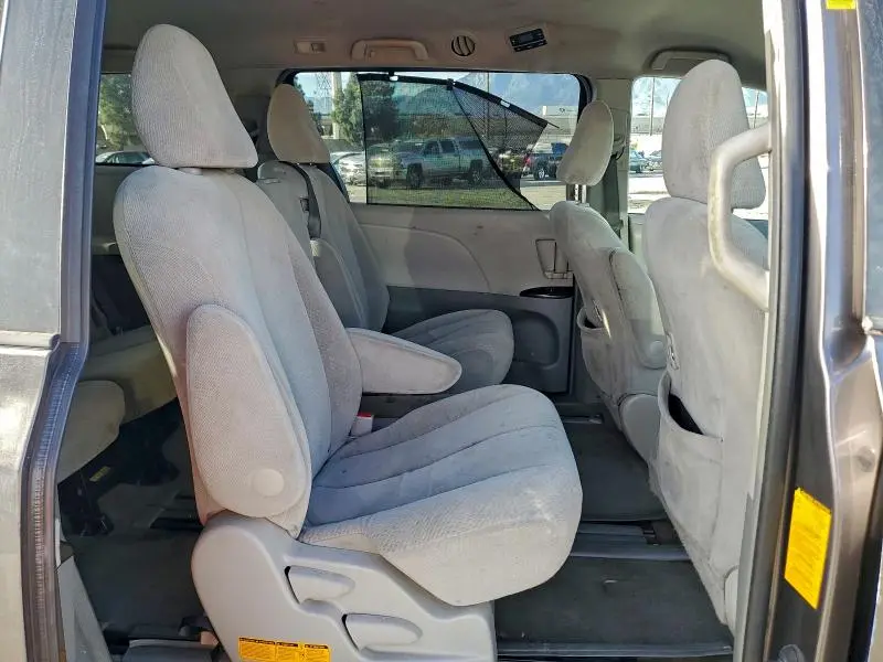 2013 TOYOTA SIENNA LE  