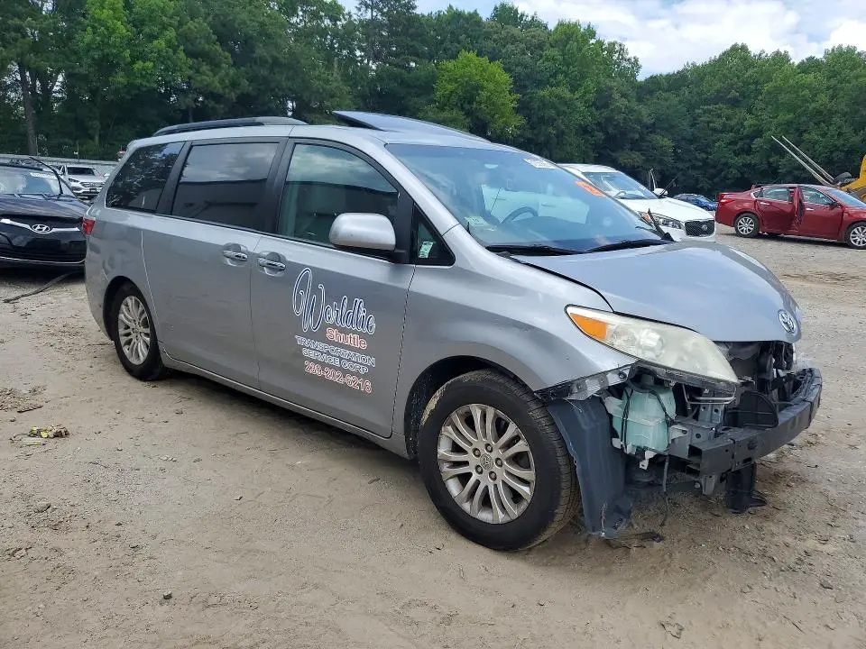 2017 TOYOTA SIENNA XLE 8-PASSENGER  