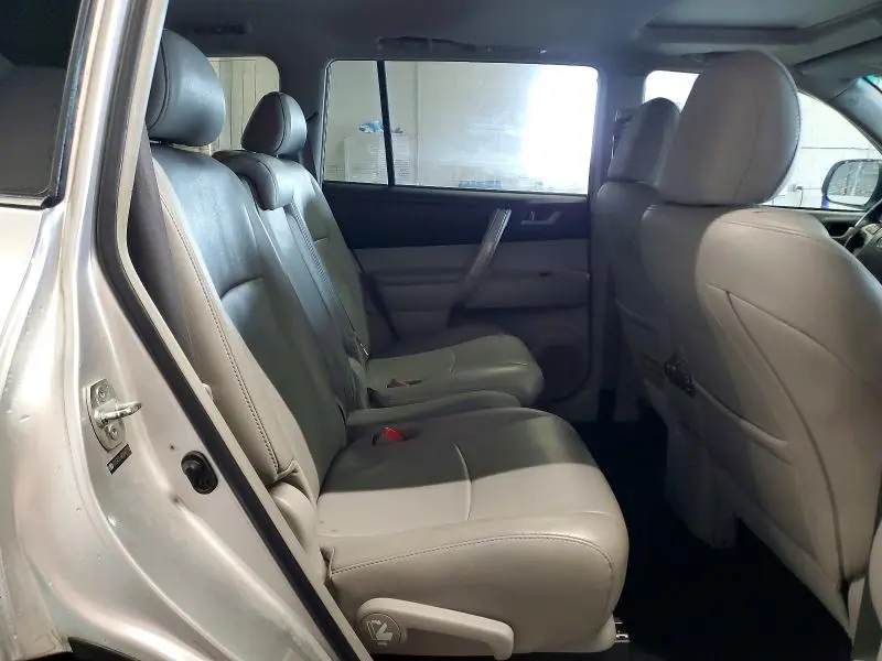 2011 TOYOTA HIGHLANDER SE  