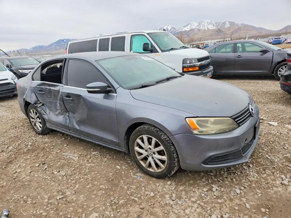 2013 VOLKSWAGEN JETTA SE  