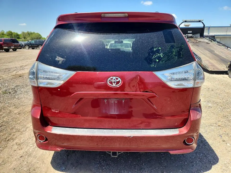 2017 TOYOTA SIENNA SE  