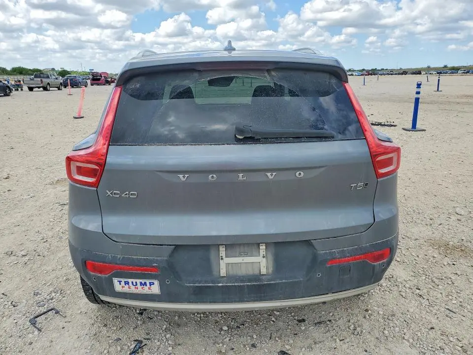 2019 VOLVO XC40 T5 MOMENTUM  