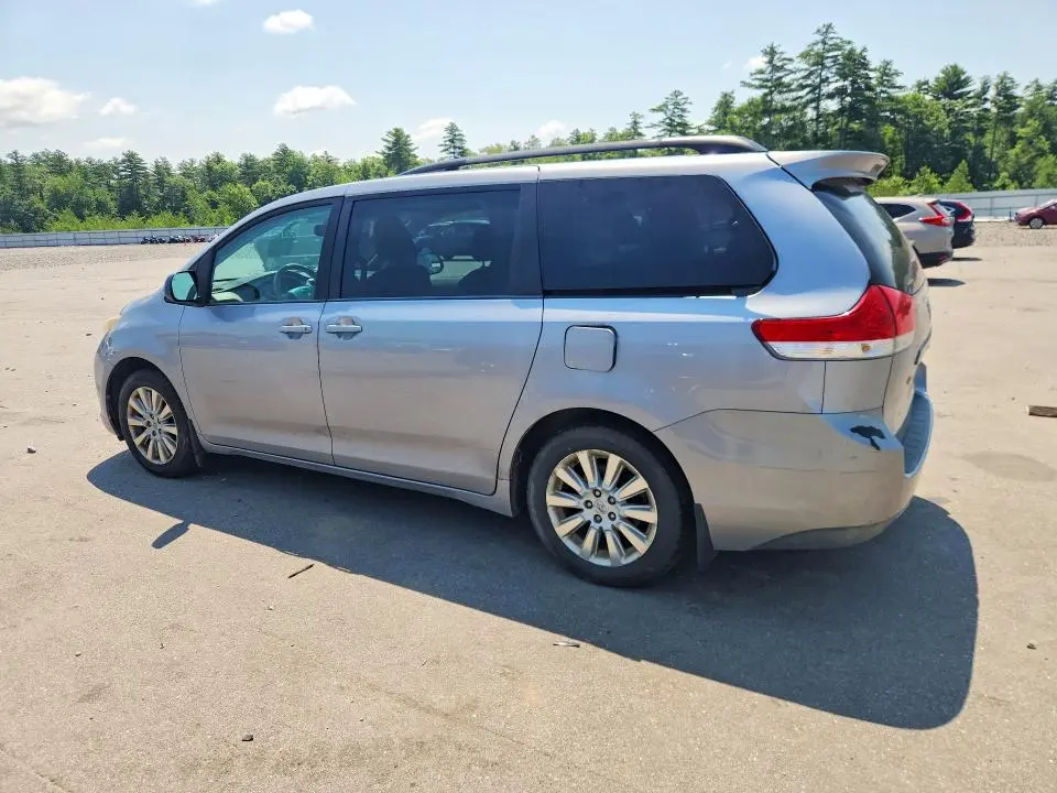 2013 TOYOTA SIENNA LE  