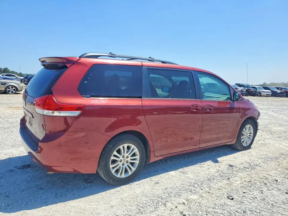 2014 TOYOTA SIENNA XLE 8-PASSENGER  