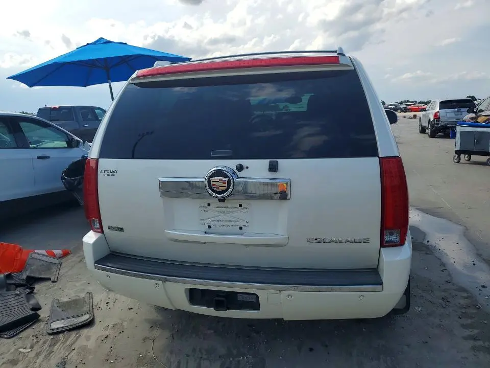 2011 CADILLAC ESCALADE LUXURY  