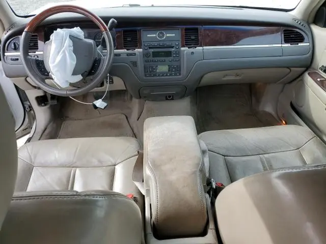 2011 LINCOLN TOWN CAR SIGNATURE LIMITED