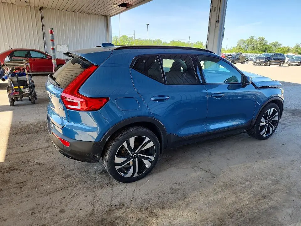 2023 VOLVO XC40 PLUS  