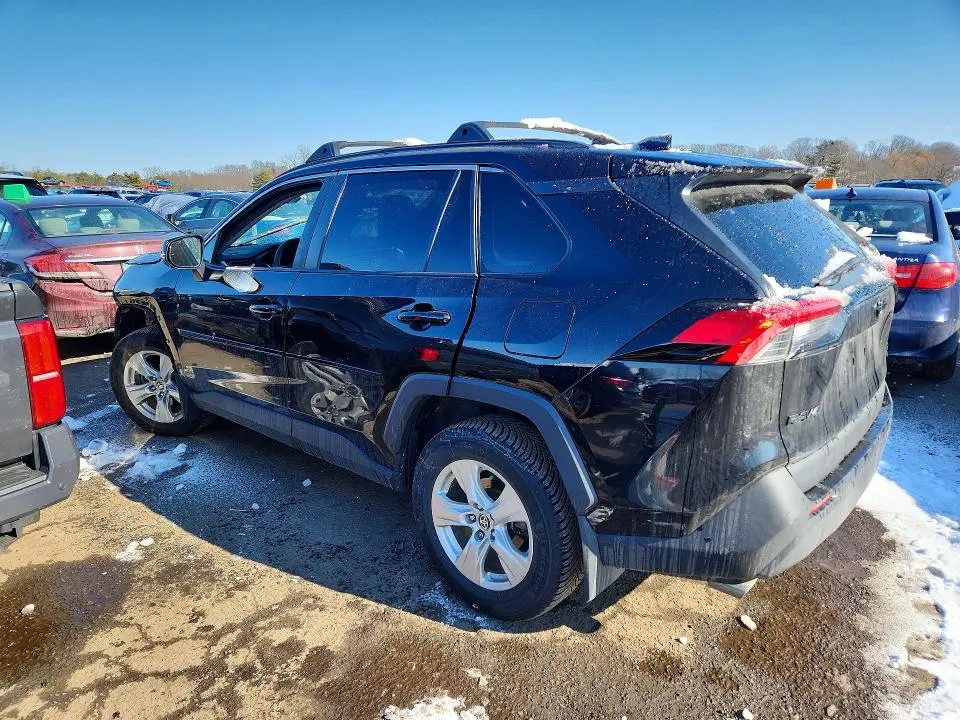 2021 TOYOTA RAV4 XLE  