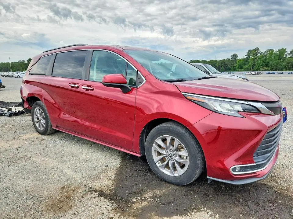 2022 TOYOTA SIENNA XLE  