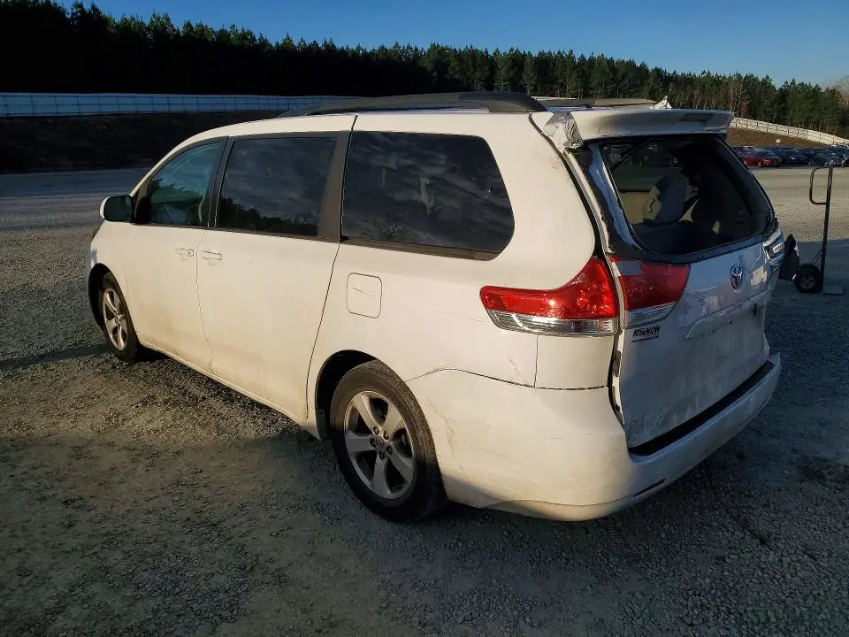 2013 TOYOTA SIENNA LE  