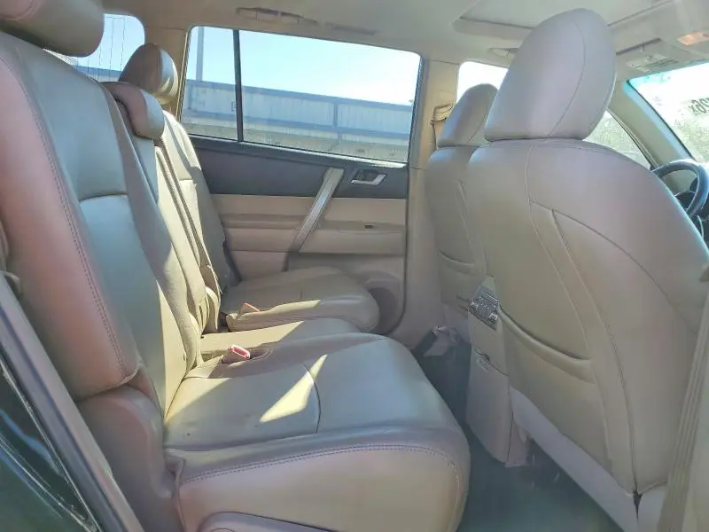 2013 TOYOTA HIGHLANDER SE  