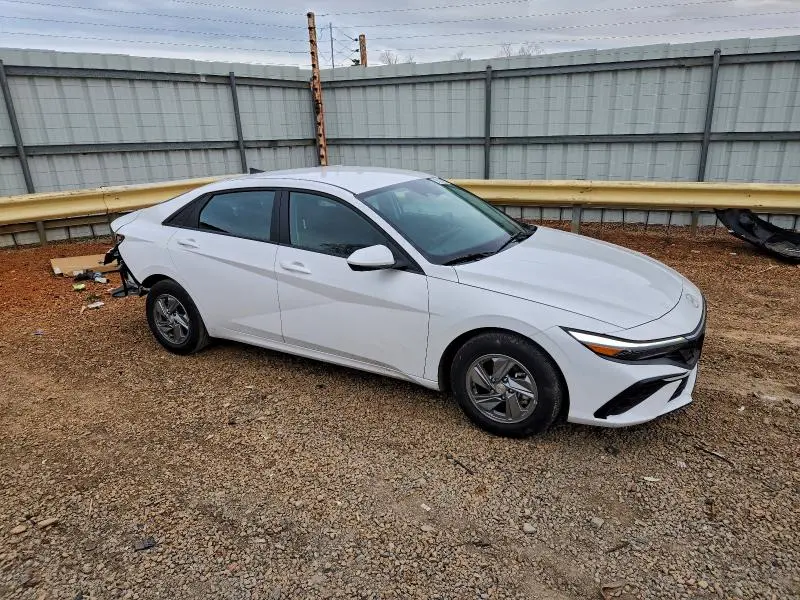 2024 HYUNDAI ELANTRA SE  