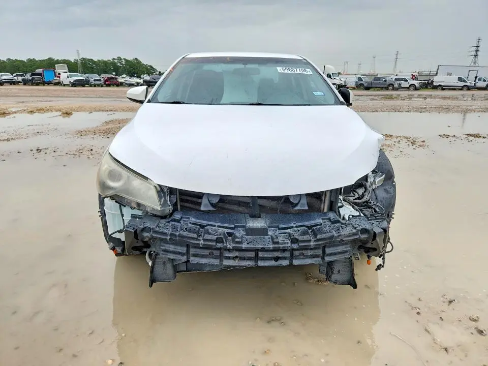 2016 TOYOTA CAMRY SE  