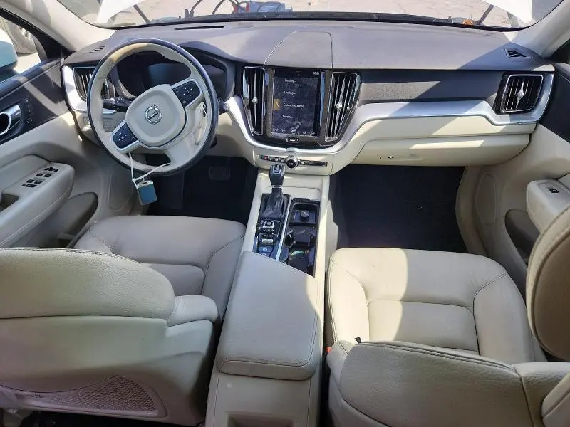 2018 VOLVO XC60 T6 MOMENTUM  