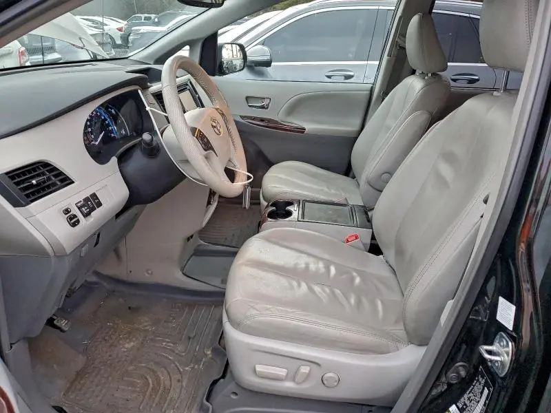 2013 TOYOTA SIENNA XLE  