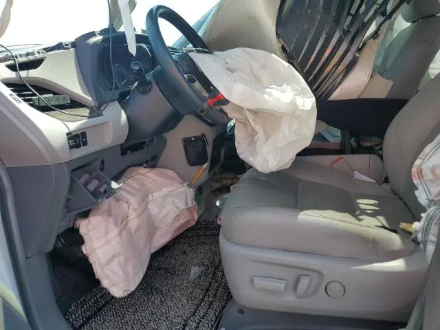 2018 TOYOTA SIENNA XLE  