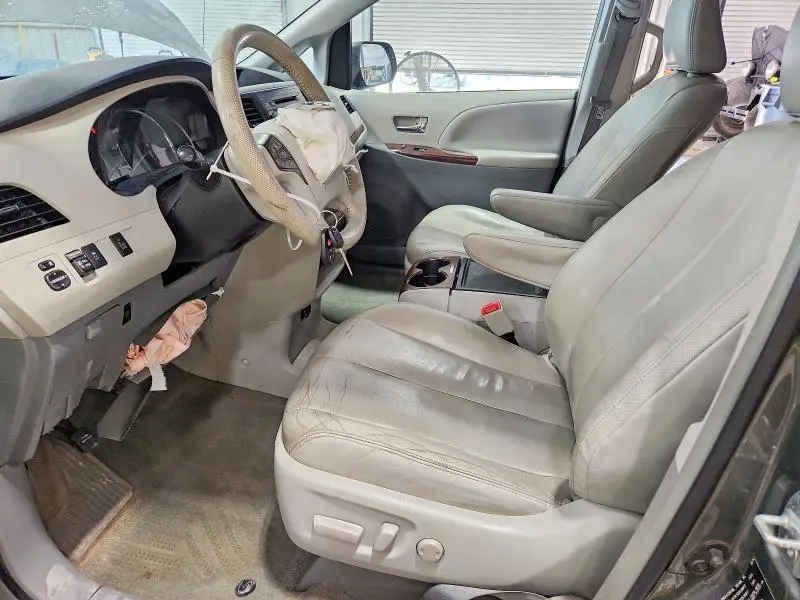2014 TOYOTA SIENNA XLE 8-PASSENGER  