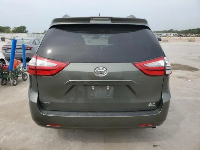 2019 TOYOTA SIENNA XLE