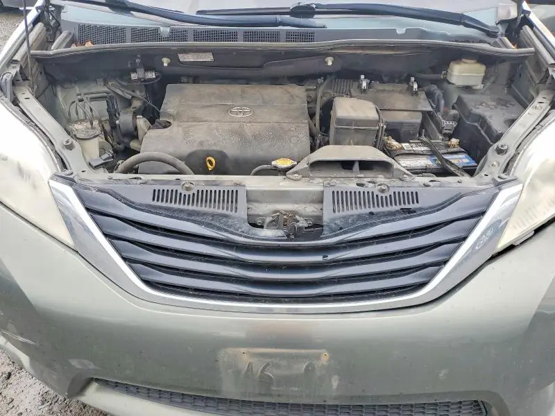 2013 TOYOTA SIENNA LE 8-PASSENGER  