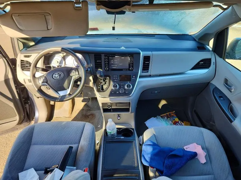 2018 TOYOTA SIENNA LE 8-PASSENGER  
