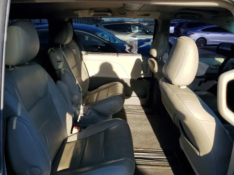 2015 TOYOTA SIENNA XLE  