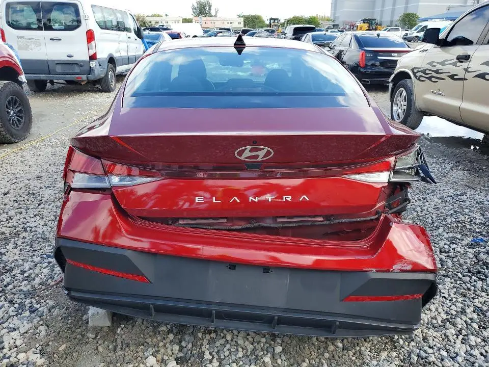 2025 HYUNDAI ELANTRA SE  