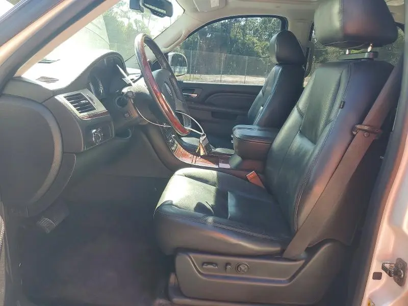 2010 CADILLAC ESCALADE LUXURY  