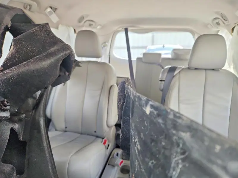 2014 TOYOTA SIENNA XLE 8-PASSENGER  