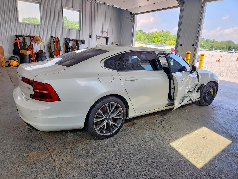 2018 VOLVO S90 T5 MOMENTUM  