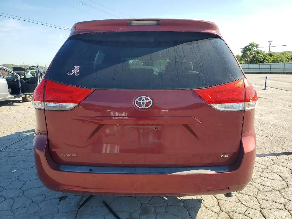 2013 TOYOTA SIENNA LE  