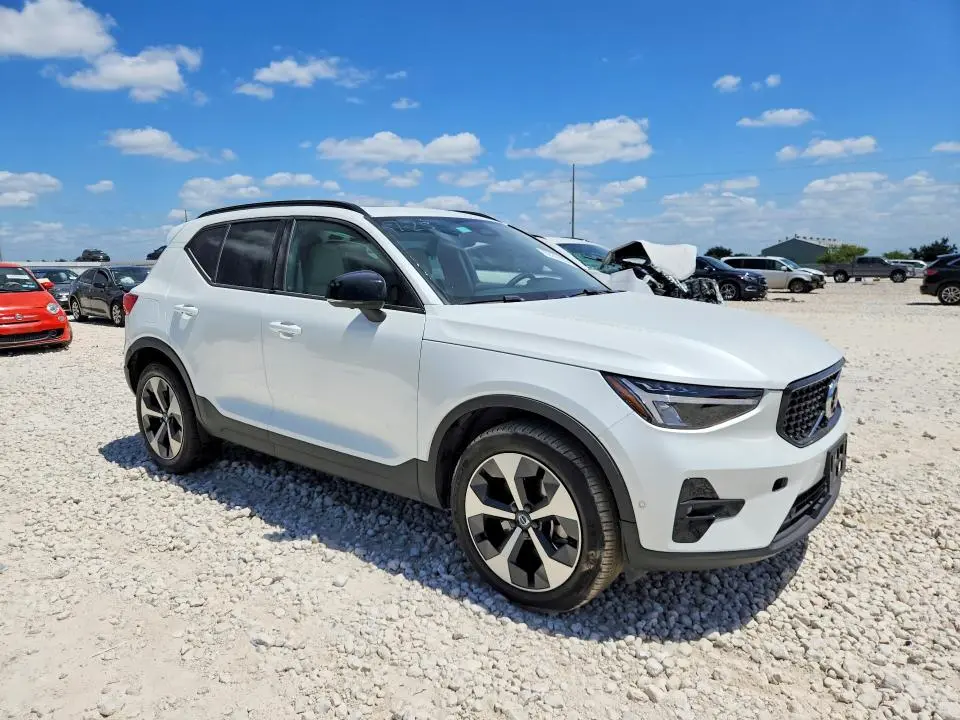 2023 VOLVO XC40 PLUS  