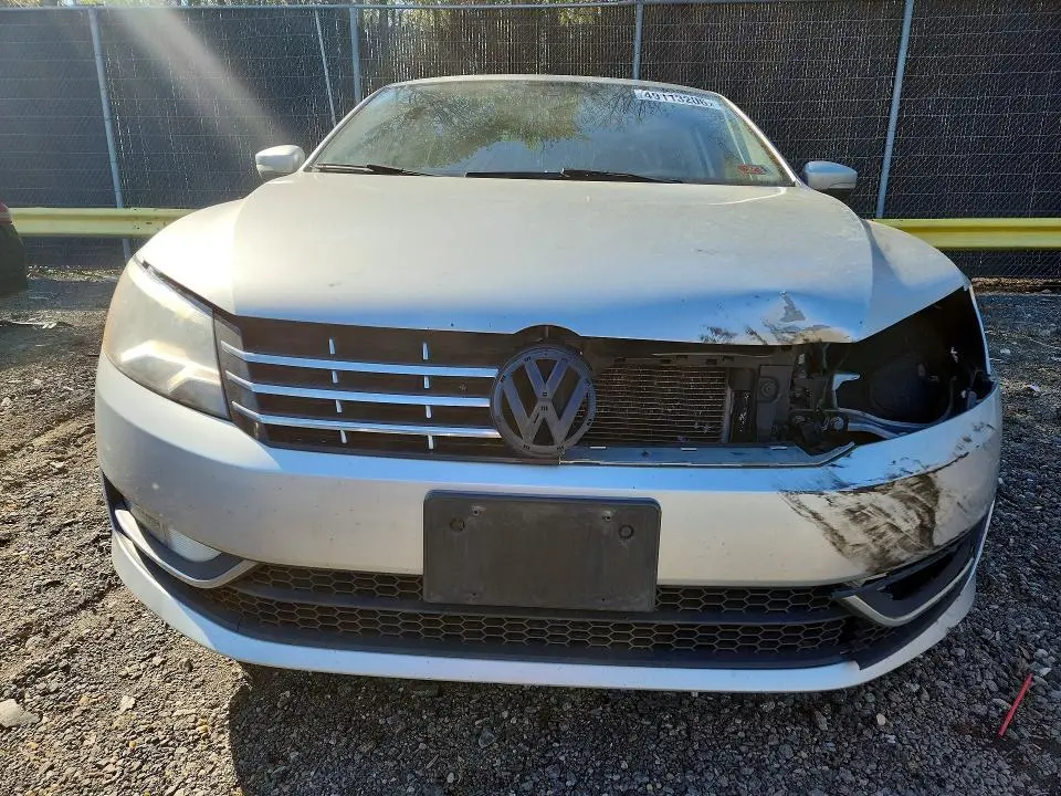 2013 VOLKSWAGEN PASSAT SE  