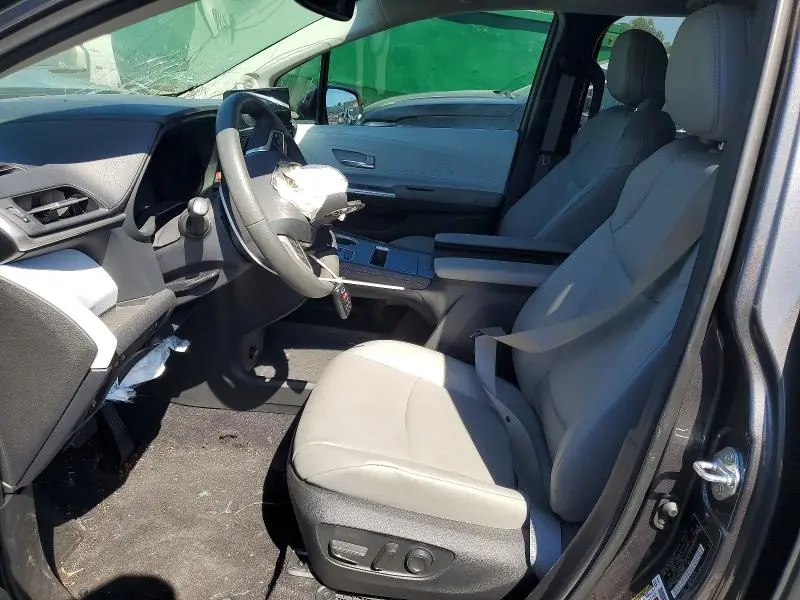 2025 TOYOTA SIENNA XLE 8-PASSENGER  