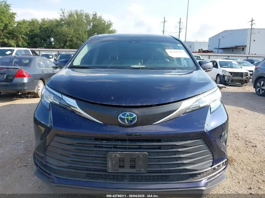 2022 TOYOTA SIENNA LE