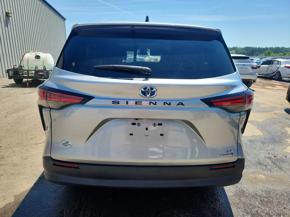 2021 TOYOTA SIENNA LE  