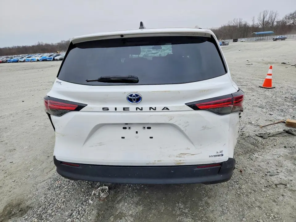 2022 TOYOTA SIENNA LE 8-PASSENGER  