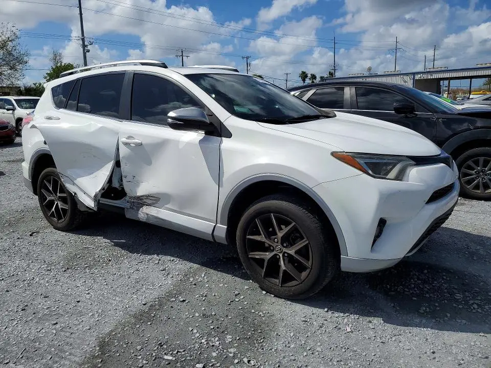 2018 TOYOTA RAV4 SE  