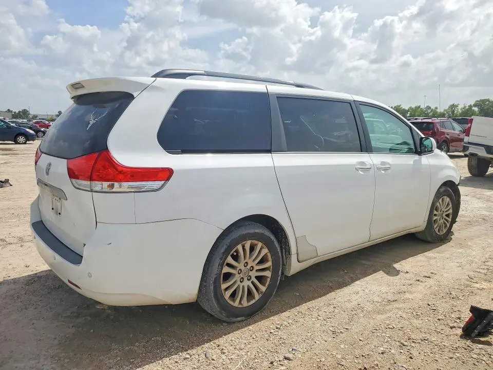 2014 TOYOTA SIENNA XLE 8-PASSENGER  