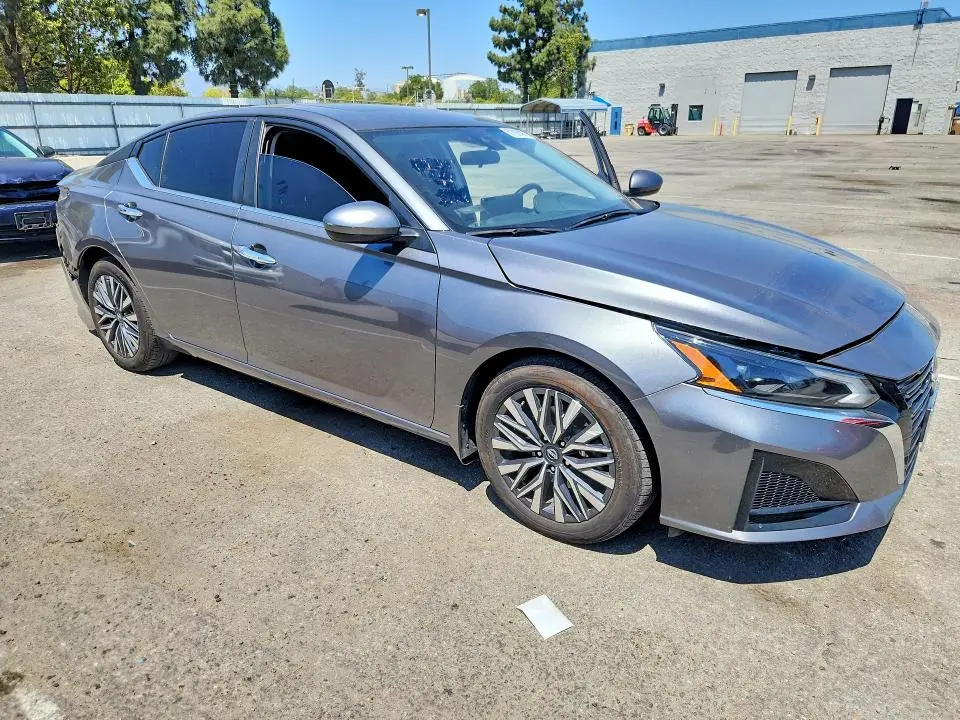 2023 NISSAN ALTIMA SV  