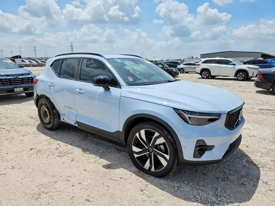 2025 VOLVO XC40 PLUS  