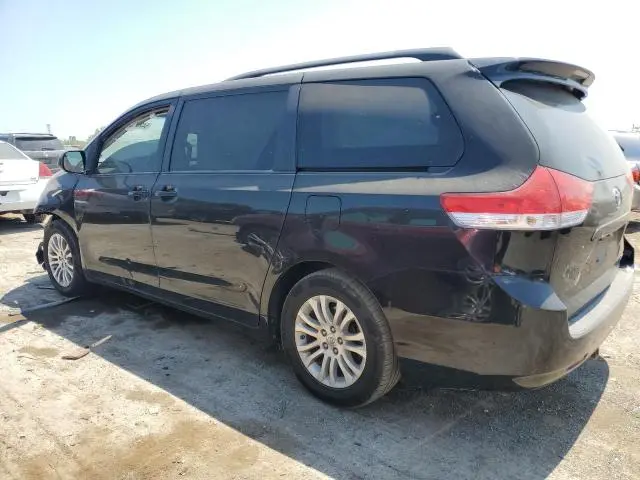 2013 TOYOTA SIENNA XLE