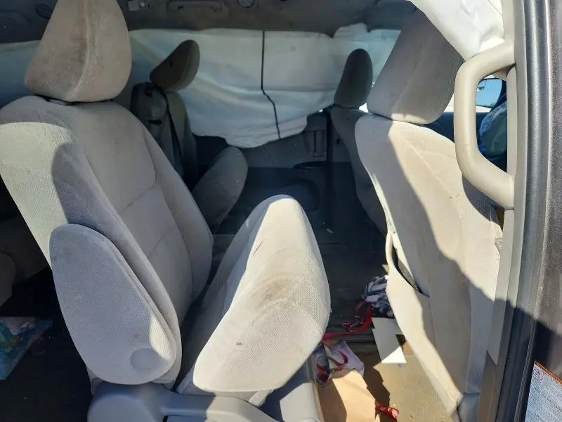 2017 TOYOTA SIENNA LE  