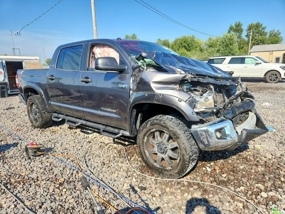 2016 TOYOTA TUNDRA CREWMAX SR5  