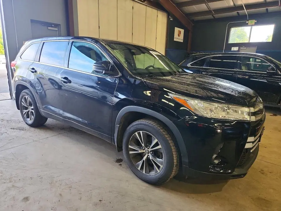 2018 TOYOTA HIGHLANDER LE  