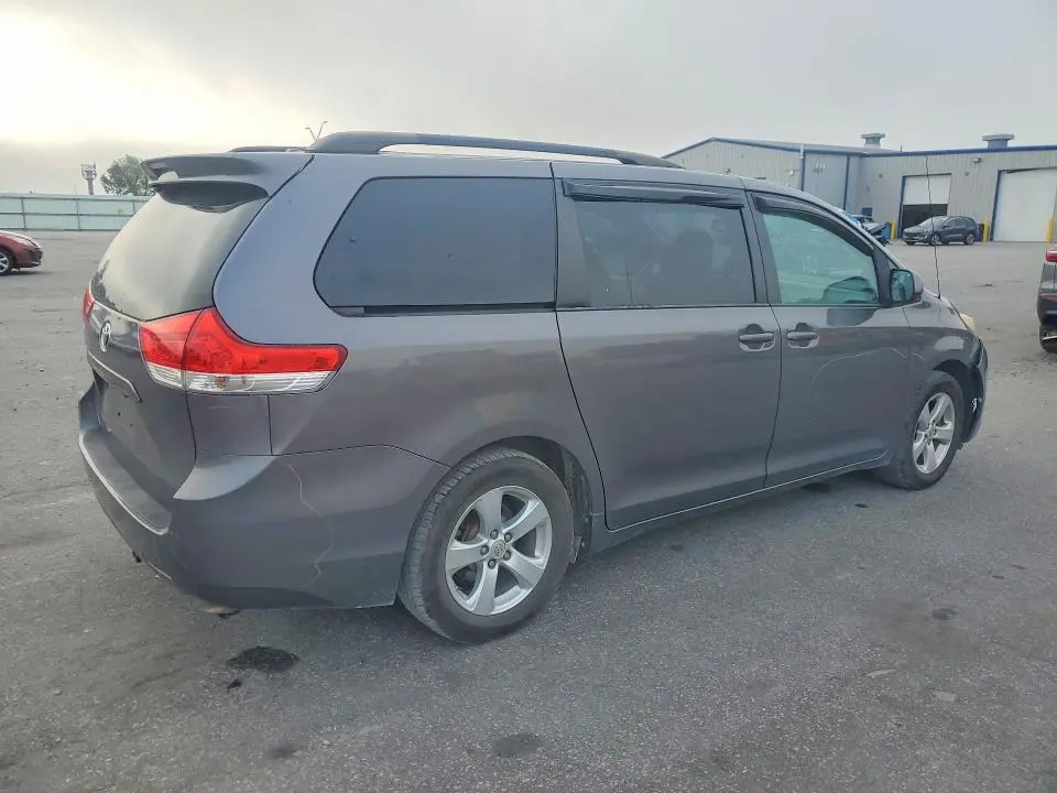 2013 TOYOTA SIENNA LE  