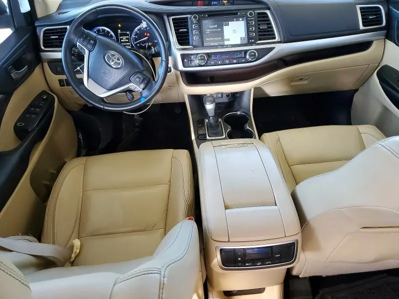 2017 TOYOTA HIGHLANDER SE  