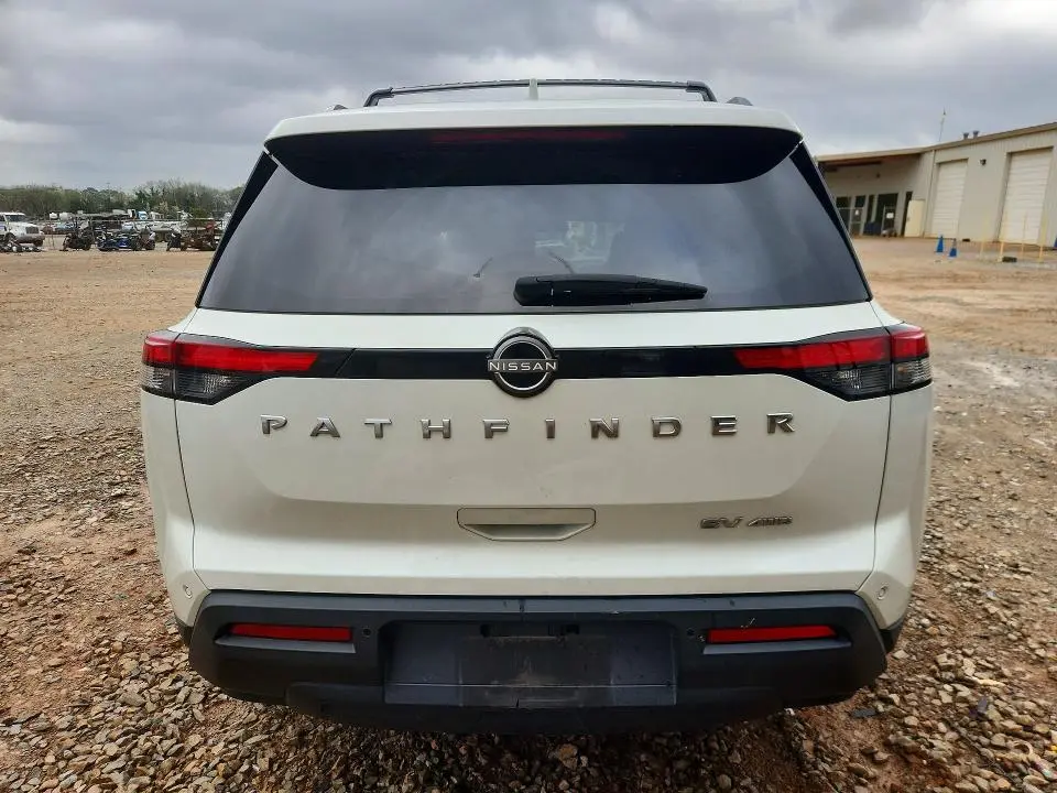 2023 NISSAN PATHFINDER SV  