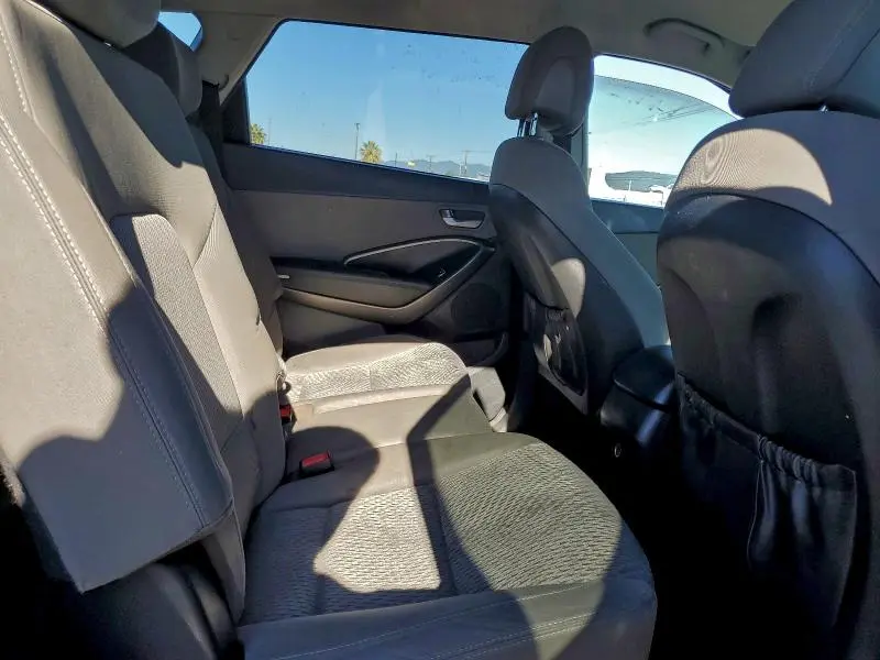 2018 HYUNDAI SANTA FE SE  