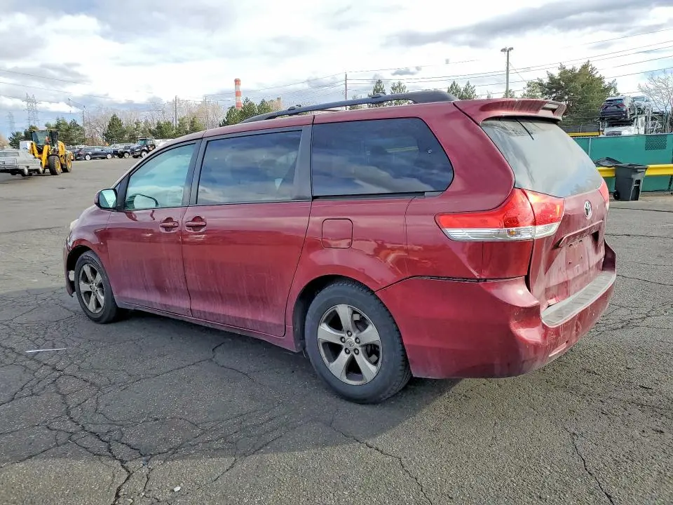 2013 TOYOTA SIENNA LE  